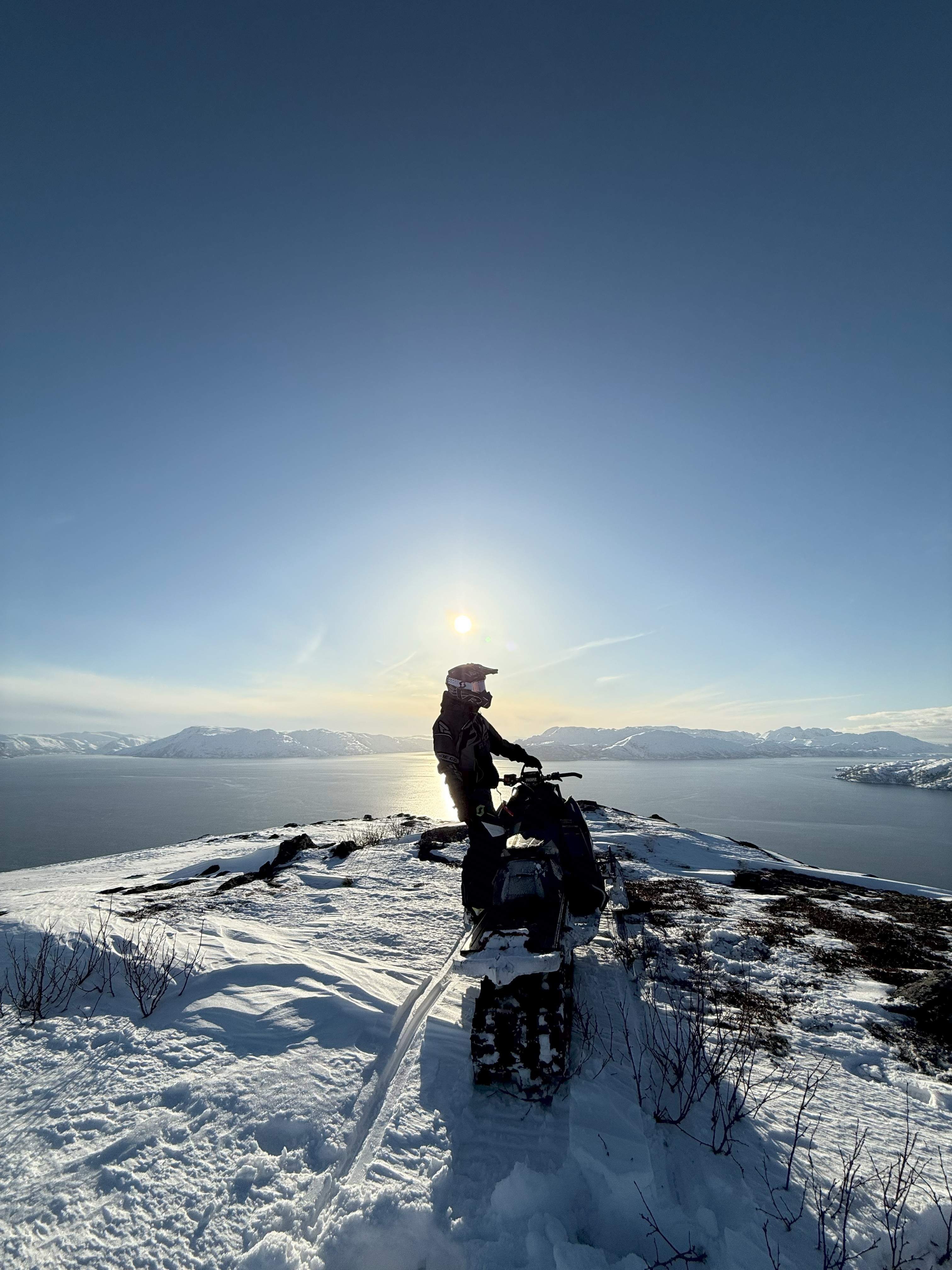 Henrik med snoscooter